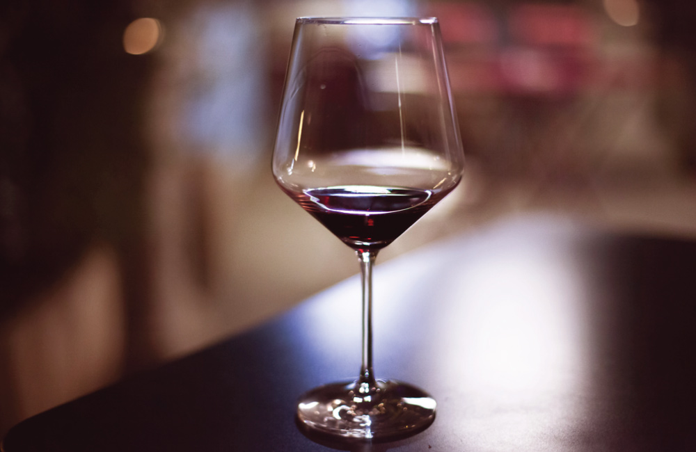 Comment et Pourquoi Décanter le Vin – L’art de la Décantation